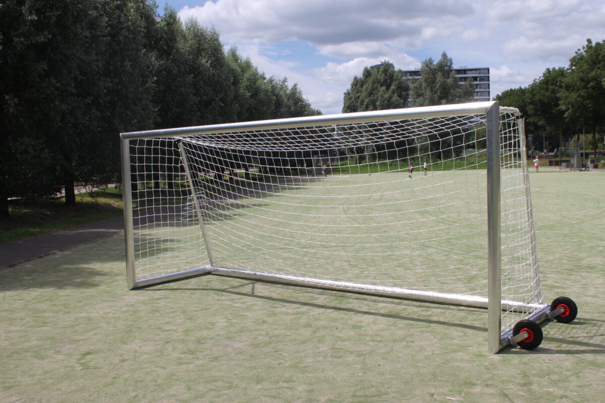 Nieuw: professioneel pupillen voetbaldoel JVD190 met haakloze netbevestiging 1 Aluminium voetbaldoel Pupillen voetbaldoel JVD190 5 x 2m met ingefreesde netbevestiging.